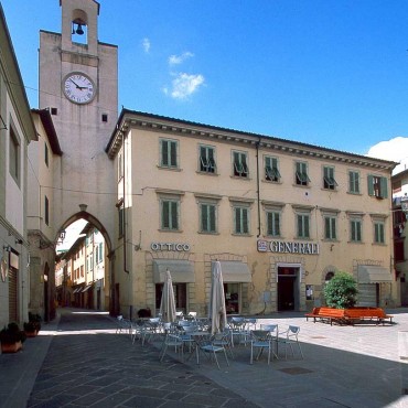 Borgo S. Lorenzo - La piazza